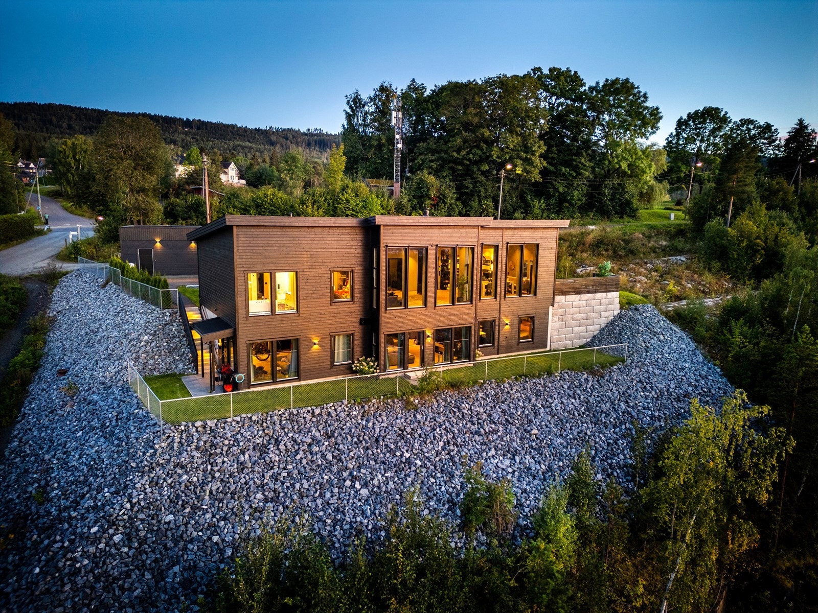 I denne boligen er ingenting overlatt til tilfeldighetene - hver detalj er nøye gjennomtenkt og bidrar til et gjennomført og elegant helhetsinntrykk. Velkommen til Damveien 2! Galleribilde