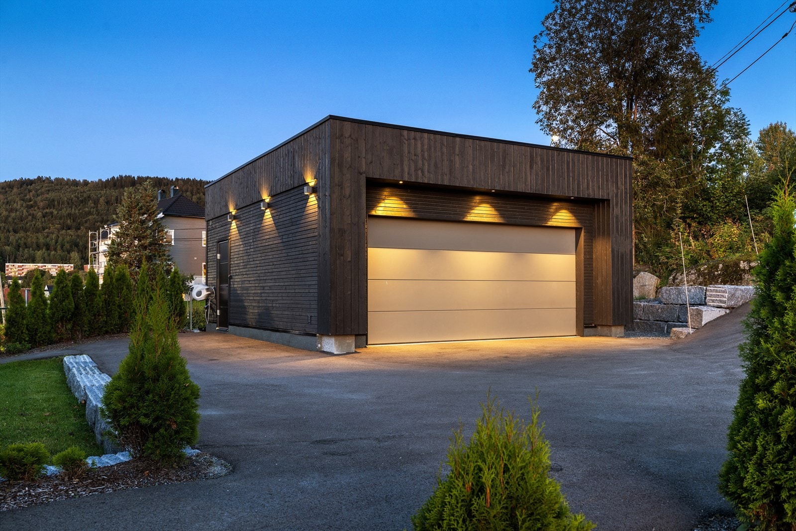 Eiendommen har 2 dobbeltgarasjer med samlet 4 biloppstillingsplasser. Galleribilde