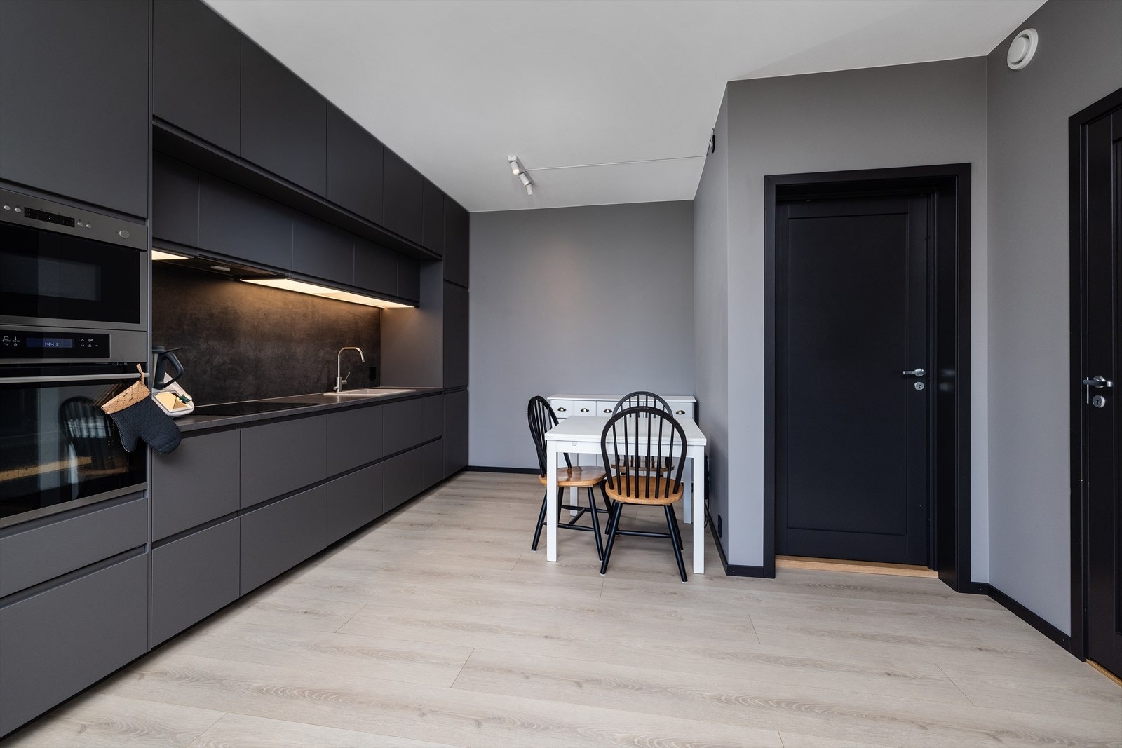 Boligen har en romslig utleiedel på 45 kvm som genererer gode utleieinntekter, den er leid ut for 10 000,- pr. mnd inkludert internett. Galleribilde