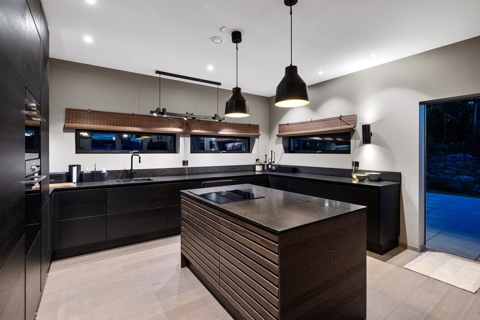 Innredningen byr på effektive arbeidsflater og god plass til oppbevaring i skuffer og skap. Galleribilde