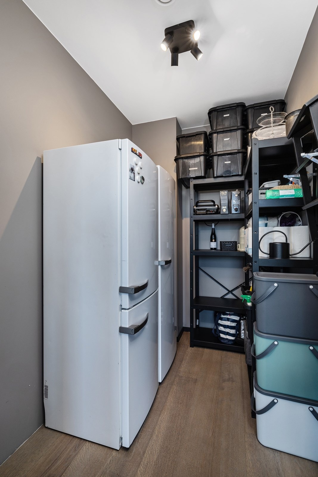 Boligen har en praktisk innvendig bod med hylleløsning og rom for ekstra kjøl/fryseskap. Galleribilde