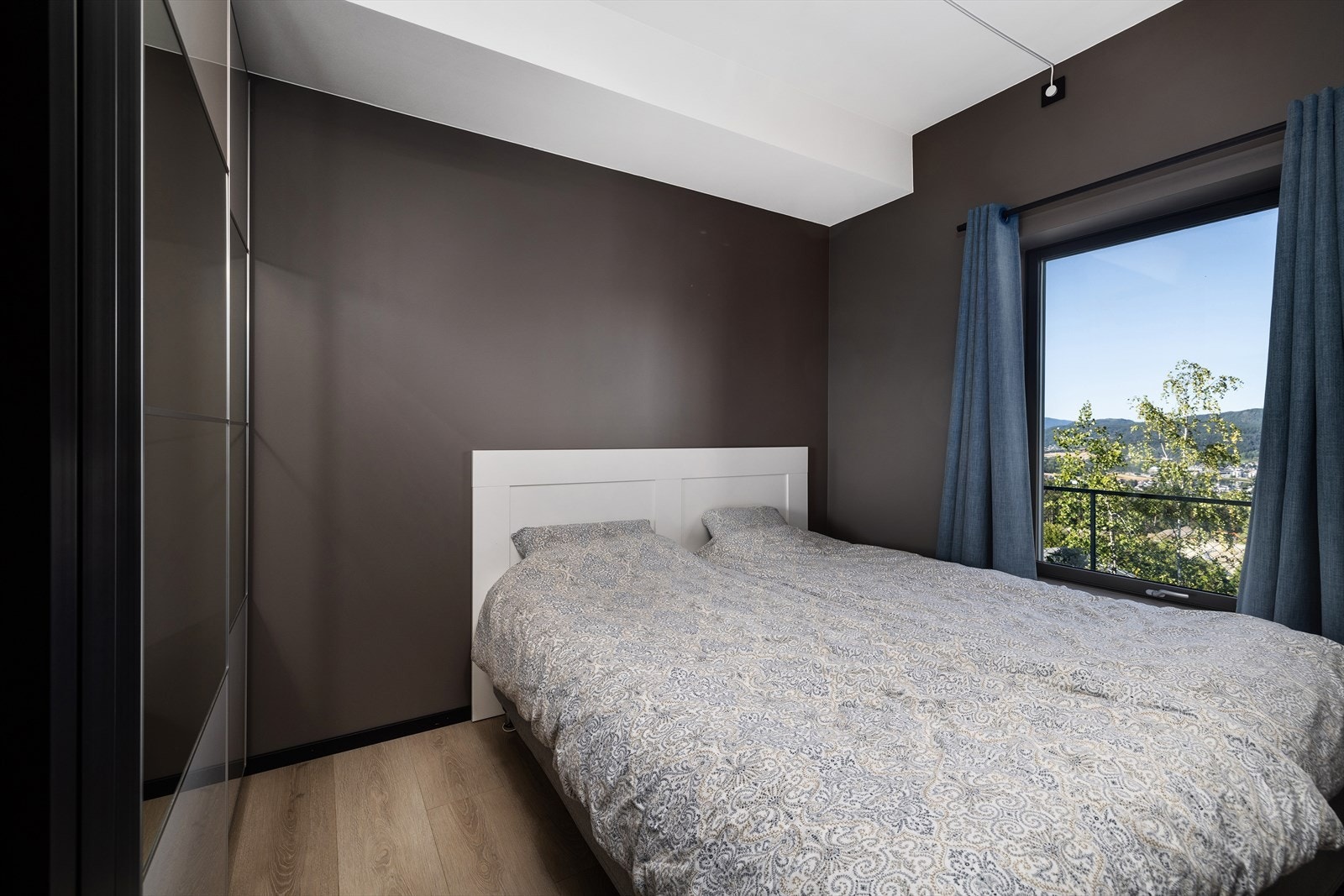 Utleiedelen inneholder et soverom av god størrelse med 1-stavs laminat på gulv og rom for dobbeltseng , samt oppbevaring i skyvedørsgarderobe. Galleribilde