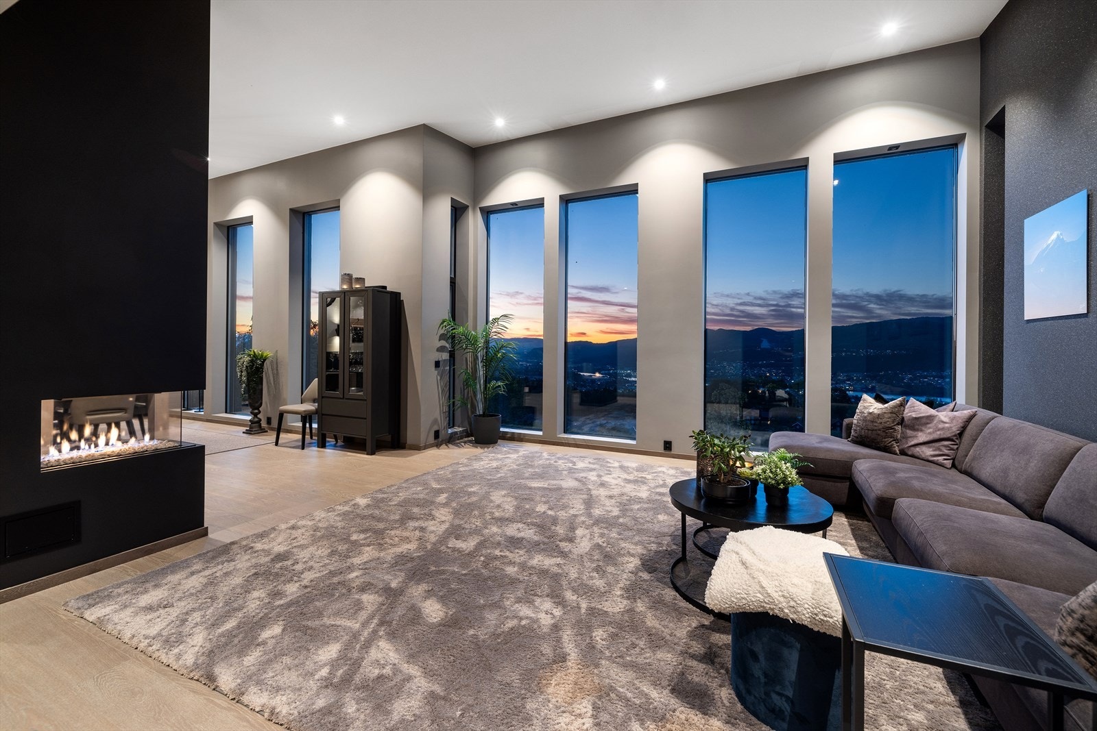 Stuen forvandles til en lun oase om kvelden, med varm belysning og en avslappende atmosfære som innbyr til hygge. Galleribilde