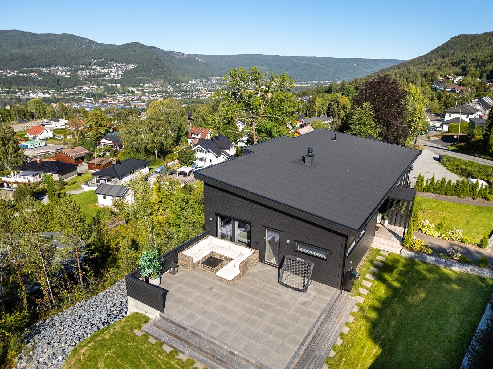 Eiendommen har en særdeles flott tomt, med skjermede og påkostede uteområder som er meget pent opparbeidet. Galleribilde