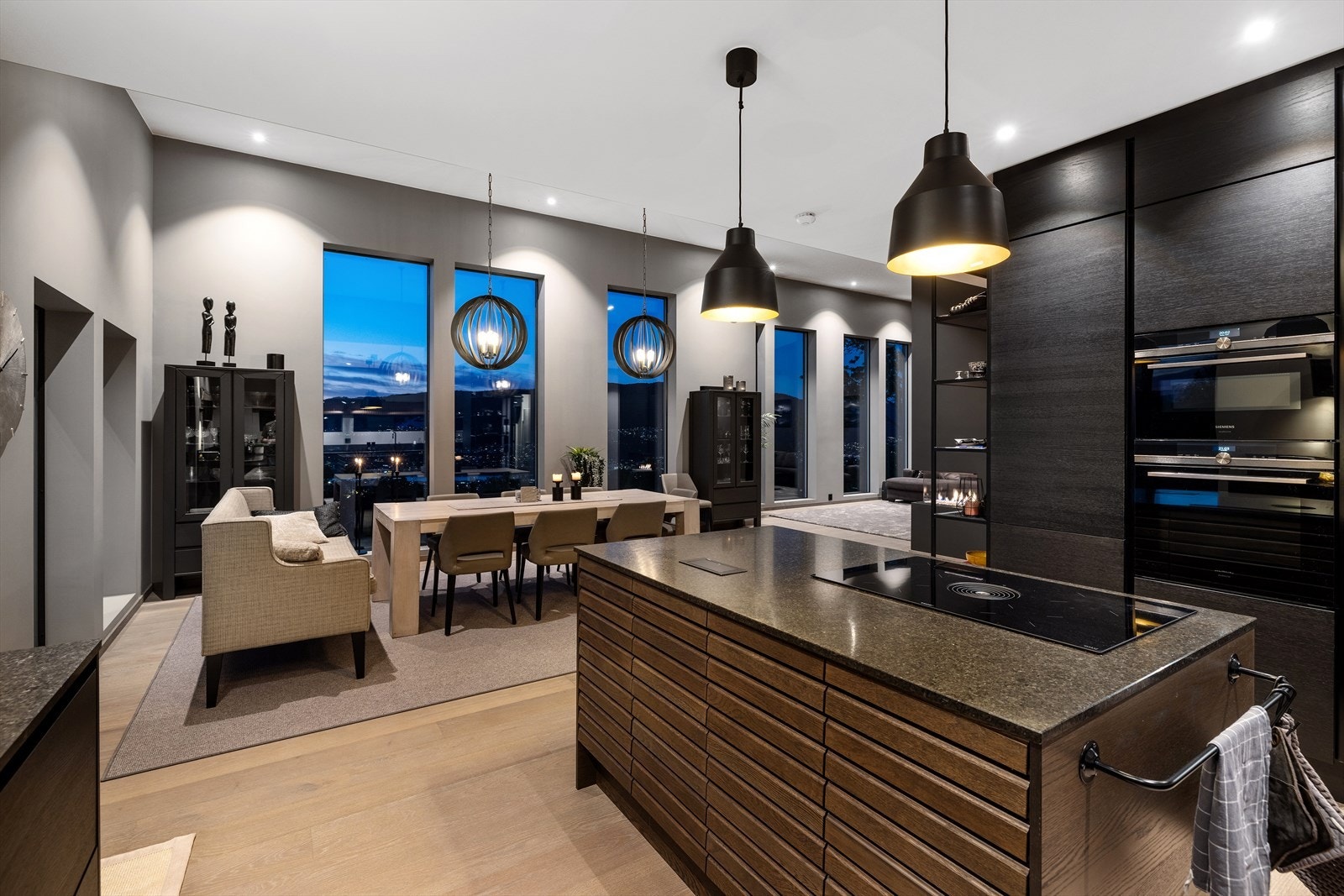 En gjennomtenkt plassering av elementene gjør kjøkkenet til et praktisk og hyggelig sted å lage mat. Galleribilde