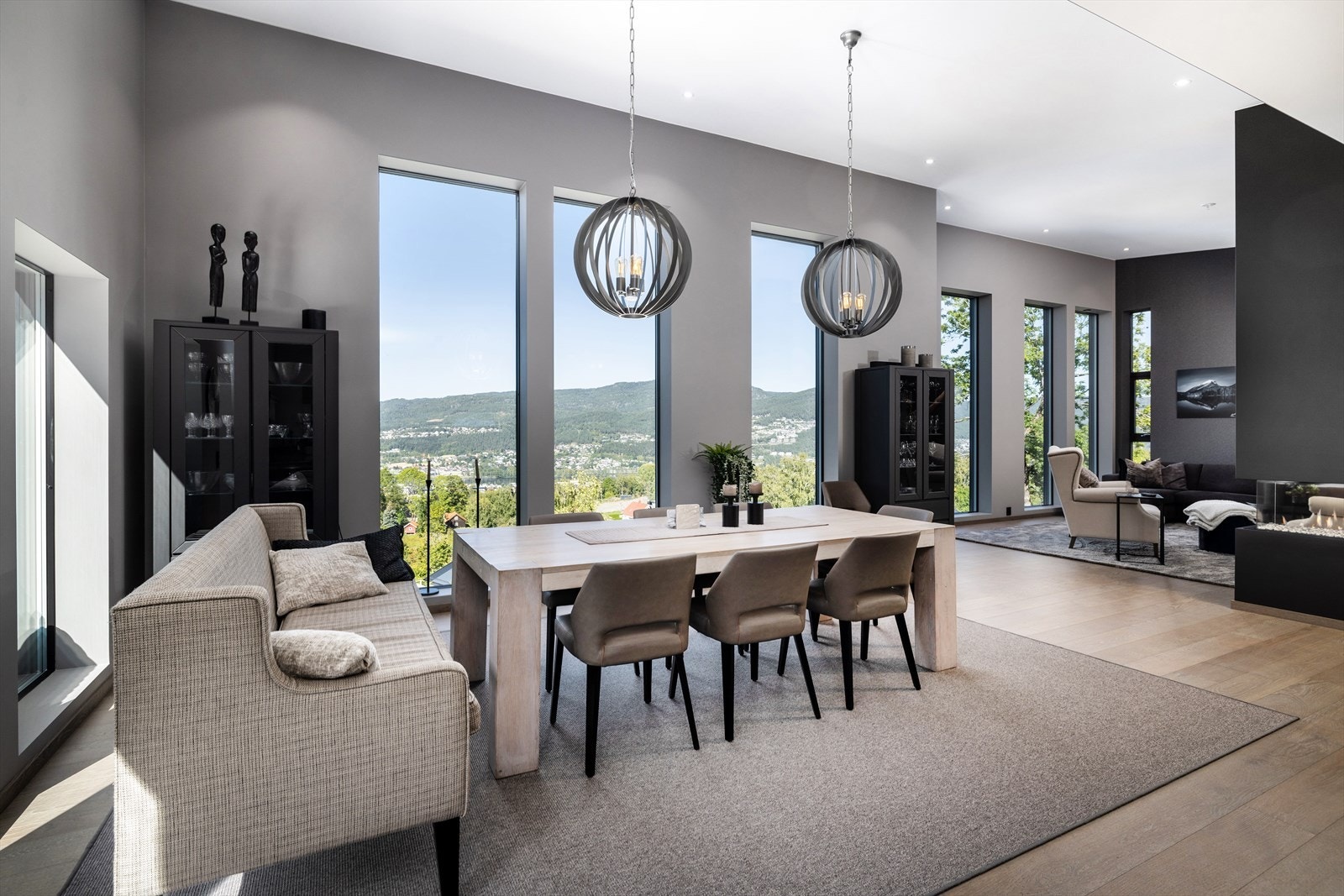 Her kan en fint dekke på til mange gjester og invitere til store selskaper. Galleribilde