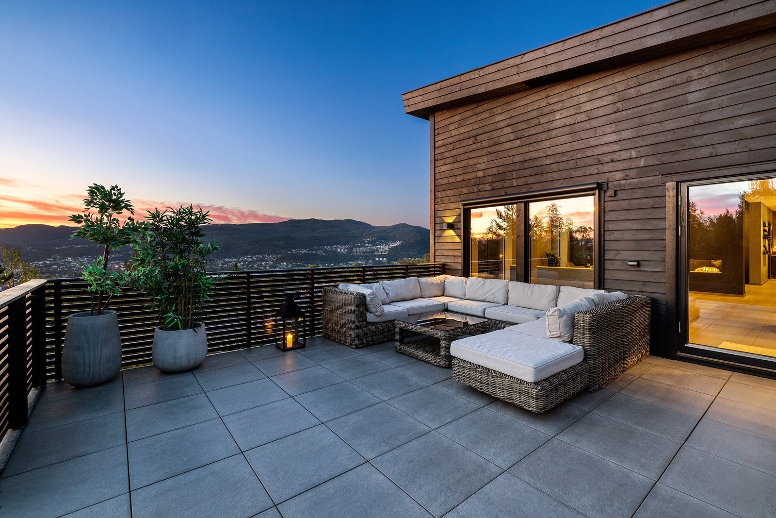 Uteplassen byr på en magisk kveldsstemning med lang solvandring, der du kan nyte de siste solstrålene i en rolig og stemningsfull atmosfære. Galleribilde