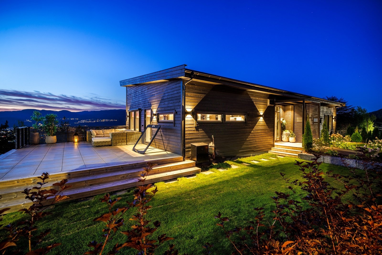 Kveldsstemning i Damveien med mye utebelysning. Galleribilde