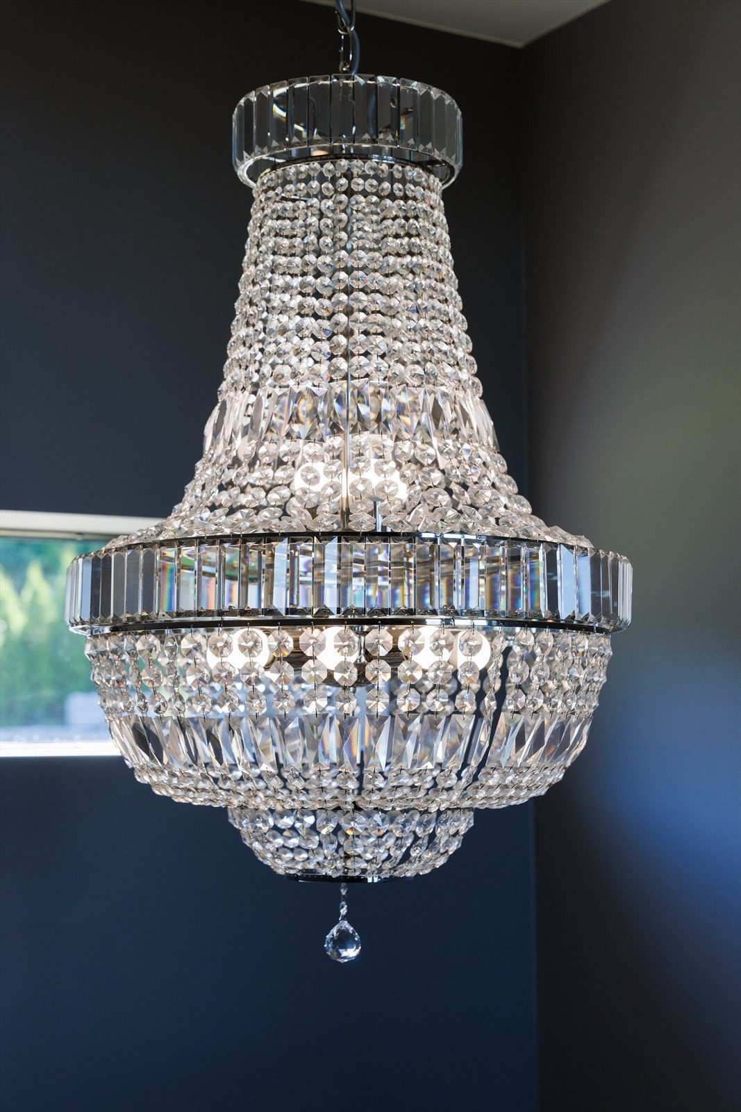 Legg merke til detaljene i denne boligen, en utsøkt krystall lysekrone i trapperommet. Galleribilde