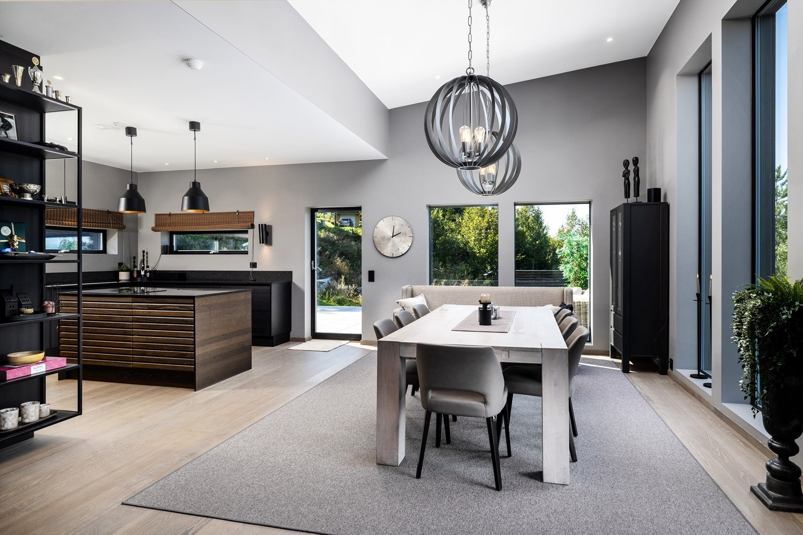 Stuen har en listefri løsning mot himling og en utstrakt bruk av dimbare downlights i himling. Galleribilde