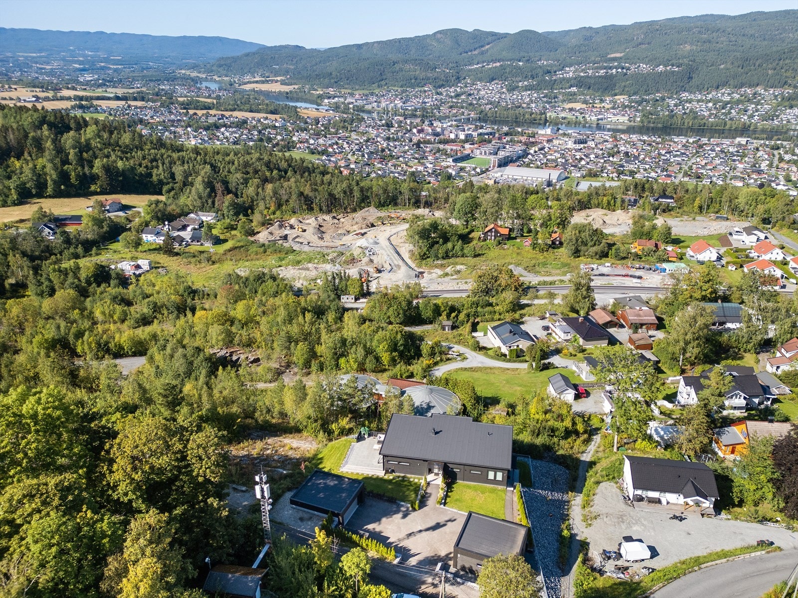 Beliggenheten gir en god kombinasjon av rolig atmosfære og nærhet til byens fasiliteter, noe som gjør det til et populært sted for både familier og friluftsentusiaster. Galleribilde