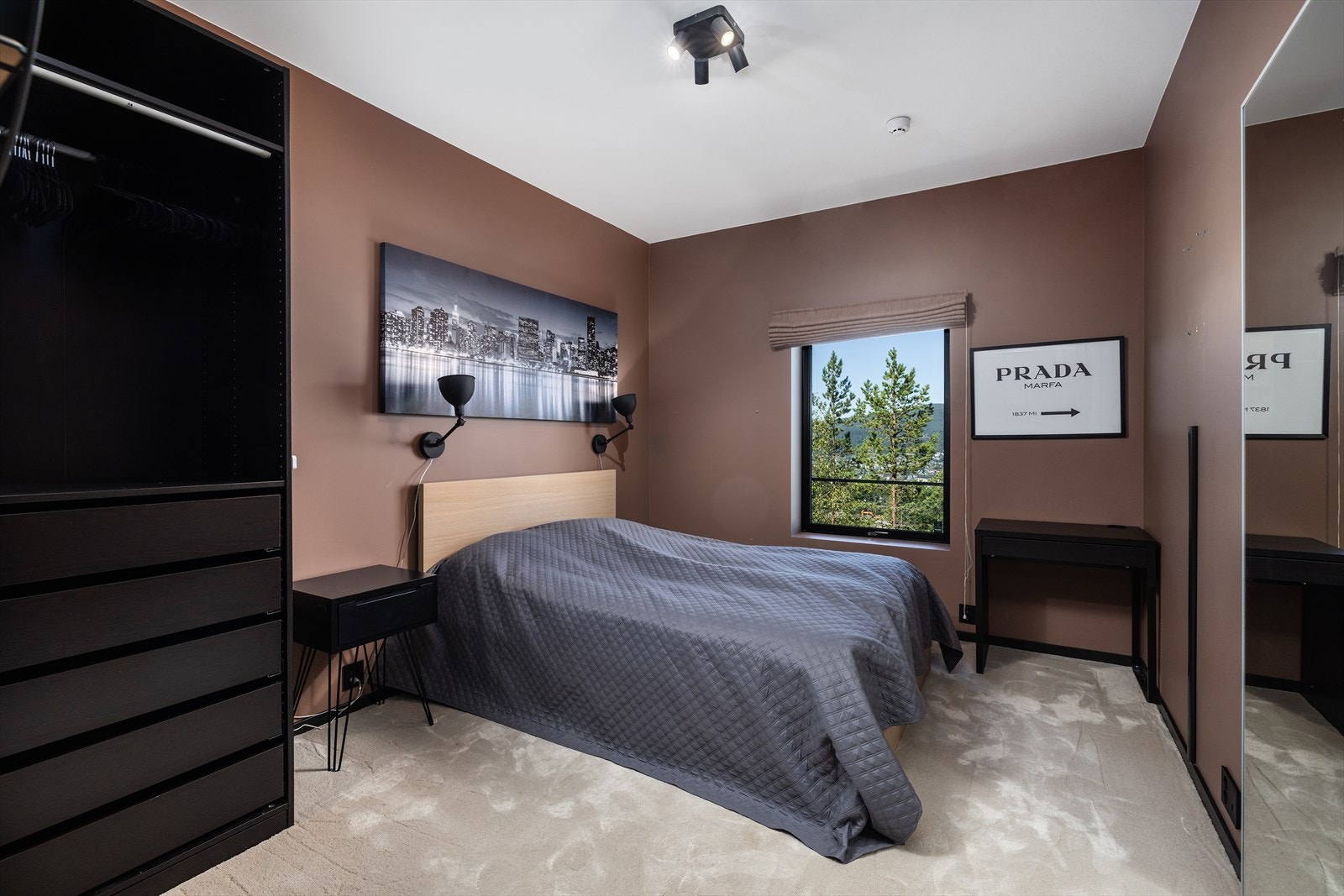 Rommet har god plass til dobbeltseng med tilhørende nattbord og rom for oppbevaring av klær, sko og diverse tilbehør i PAX garderobeløsning. Galleribilde