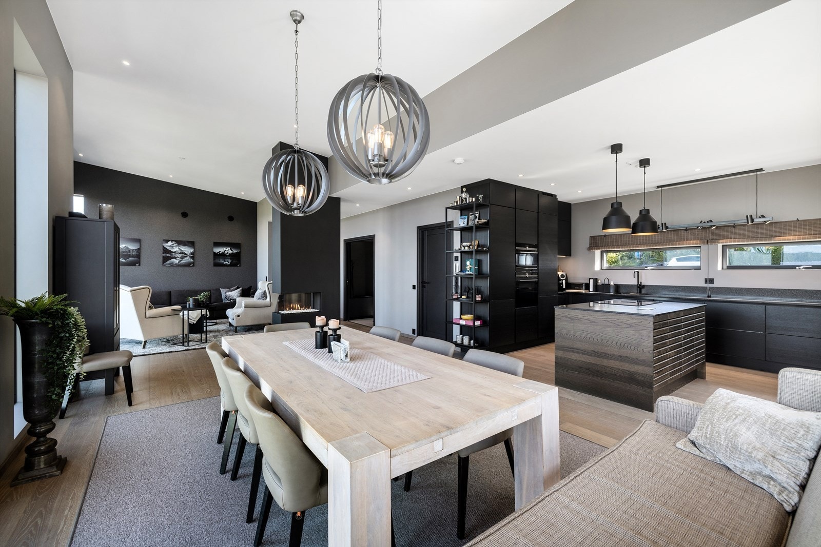 Den åpne løsningen mot kjøkkenet bidrar til at rommet føles som et hyggelig og sosialt allrom. Galleribilde