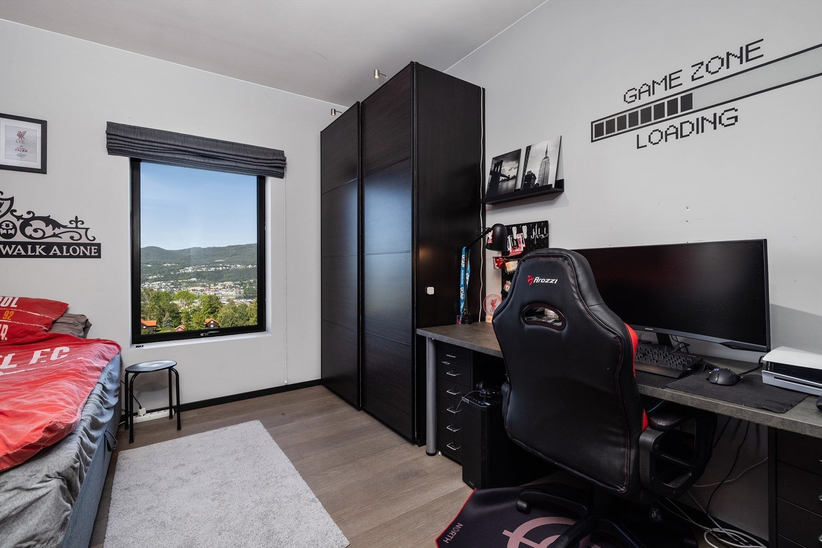 Soverom 2 i 1.etasje har god plass til seng, samt oppbevaringsløsning i skyvedørsgarderobe og kontorpult. Galleribilde