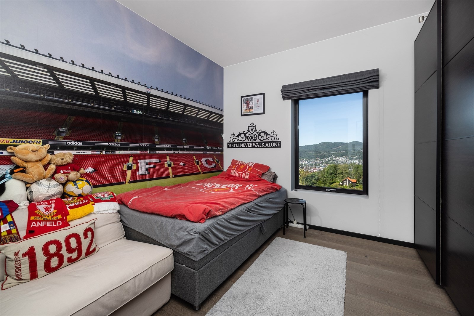 Dette er det perfekte innredede gutterommet for den fotballintresserte. Galleribilde