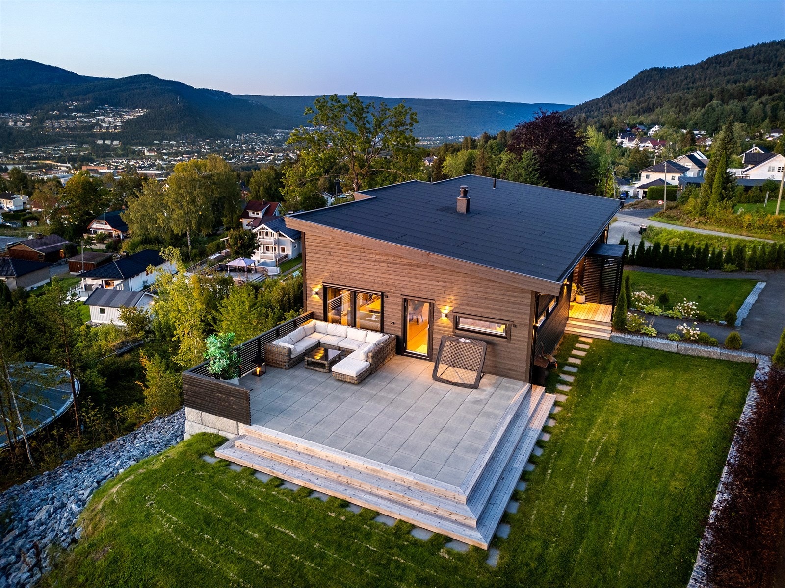 En stor og eksklusiv villa med en stilren utforming og meget gjennomtenkte løsninger, som gir et godt totalinntrykk. Galleribilde