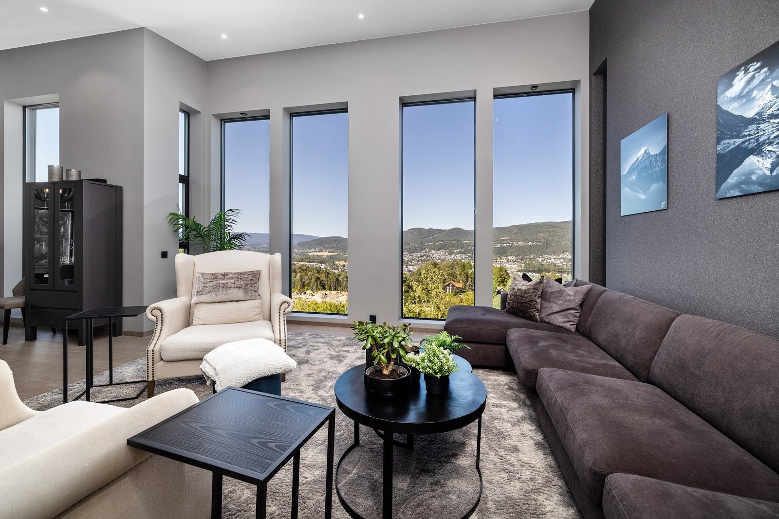 Store vindusflater som er selvrensende fra Norgesvindu i hele boligen som gir lyse og trivelige rom. Galleribilde