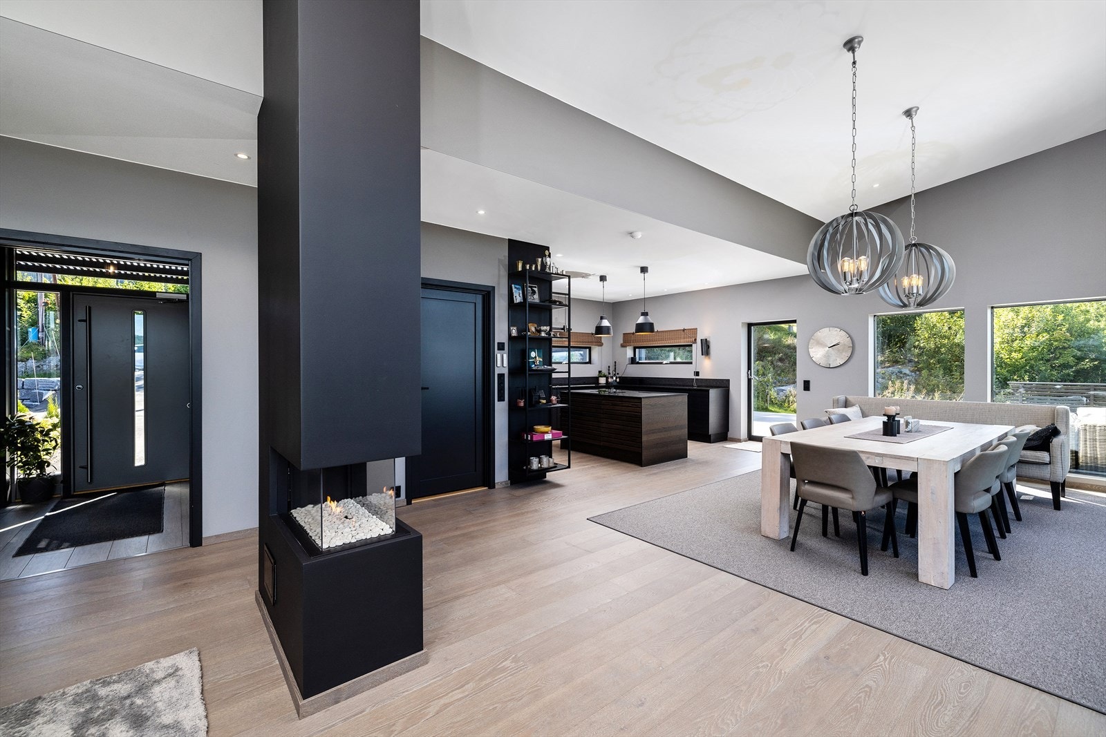 Stuen i 1.etasje er tidsriktig innredet og svært innbydende med 1-stavs parkett på gulv og slette vegger malt i en trendy fargetone. Galleribilde