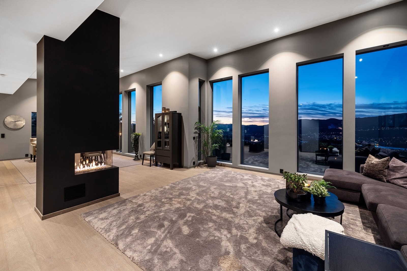 Hyggelig og lun kveldsstemning i stuen. Galleribilde