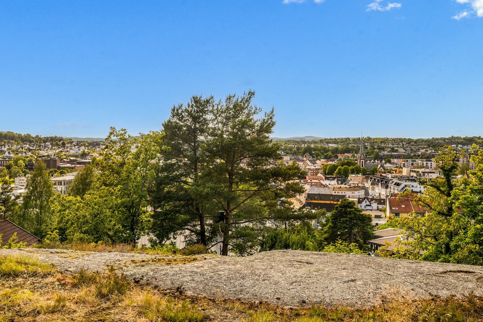 Fra fellesområdene er det flott utsyn mot sentrum, hvor du kan nyte både bylivets puls og den vakre utsikten. En perfekt kombinasjon av nærhet til fasiliteter og en åpen, luftig følelse Galleribilde