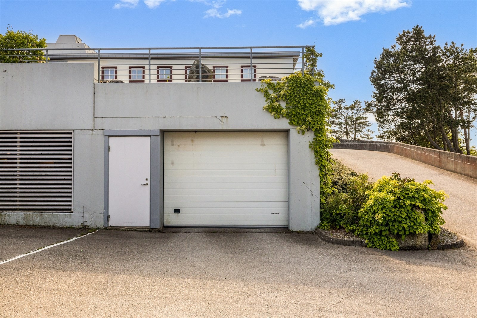 Adkomst til garasjekjeller. Galleribilde