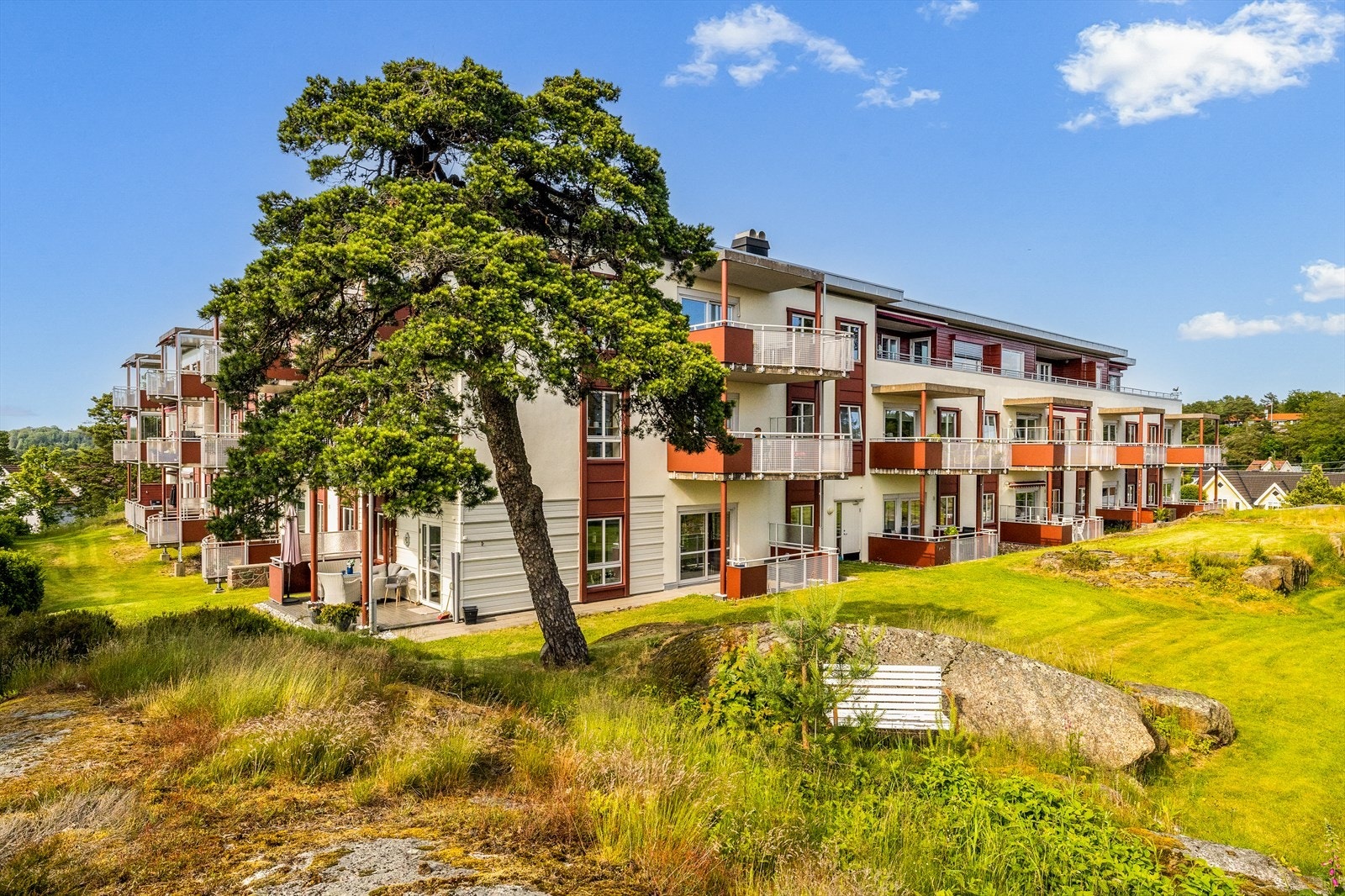 Sameiet er omkranset av pene og lettstelte fellesområder, som gir en harmonisk og velholdt ramme rundt eiendommen. De grønne omgivelsene skaper en hyggelig atmosfære og innbyr til både rekreasjon og sosialt samvær Galleribilde