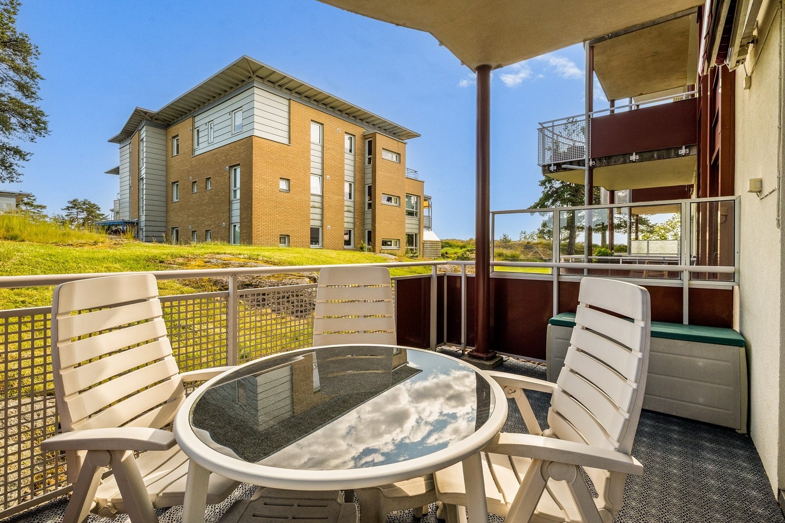 Utsyn fra balkongen til koselig nærområde. Galleribilde