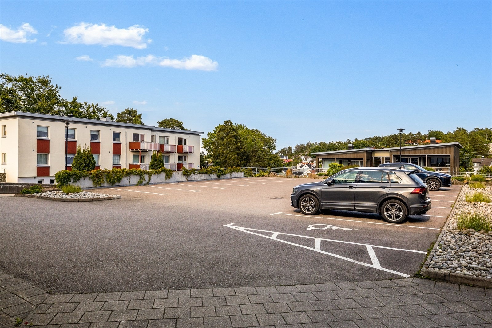 Sameiets uteområde er pent opparbeidet og byr på gode utendørs parkeringsmuligheter. Galleribilde