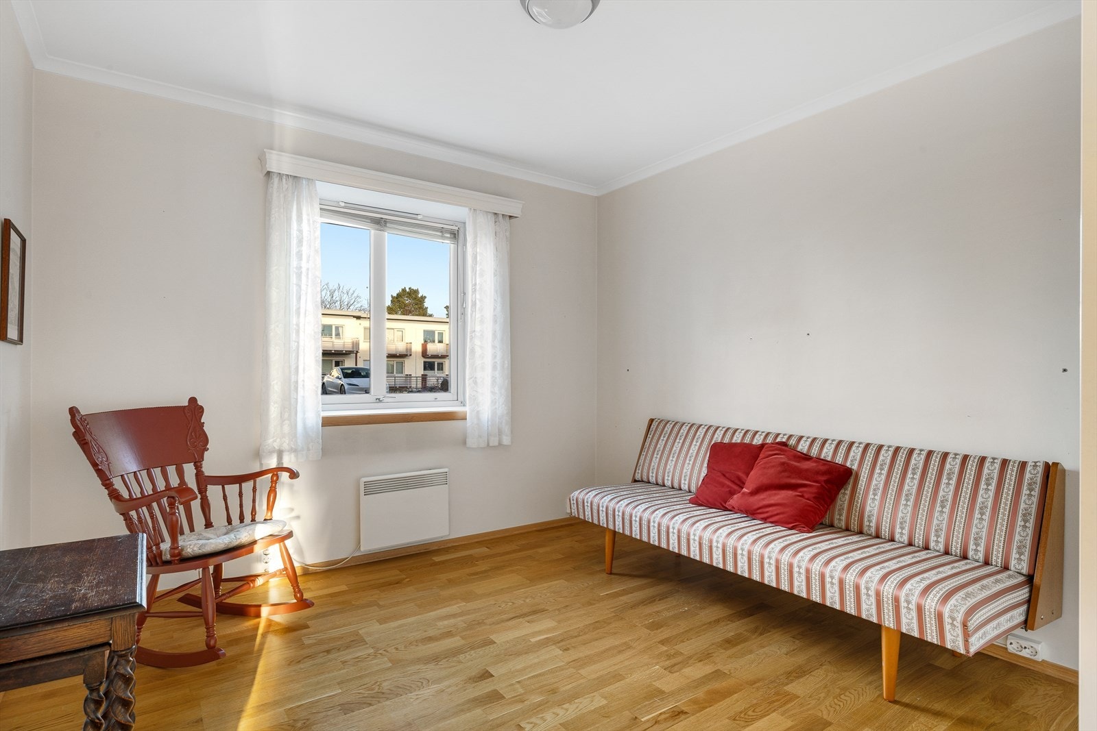 Hovedsoverommet har en elegant og tidløs stil med parkett på gulvet, lyse, malte vegger og et malt tak. Dette skaper en harmonisk og innbydende atmosfære som legger til rette for en god natts søvn. Galleribilde