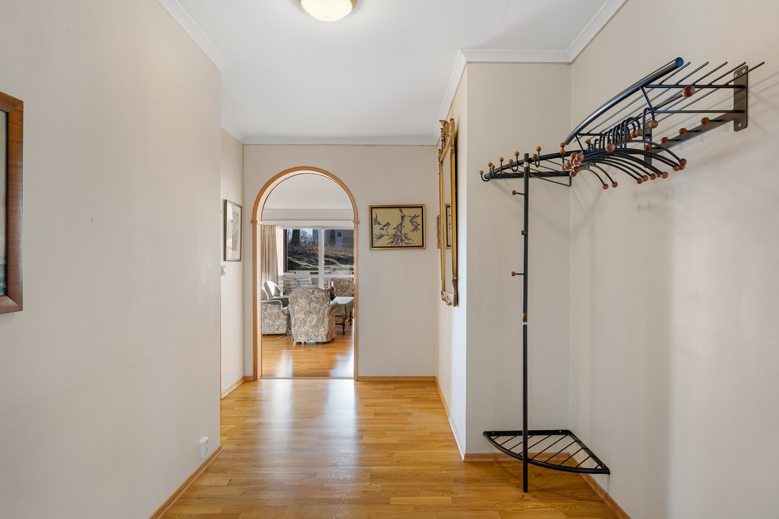 Her er det en praktisk layout som gir enkel tilgang til resten av boligen. Gulvet er lettstelt, og belysningen bidrar til en innbydende atmosfære. Galleribilde