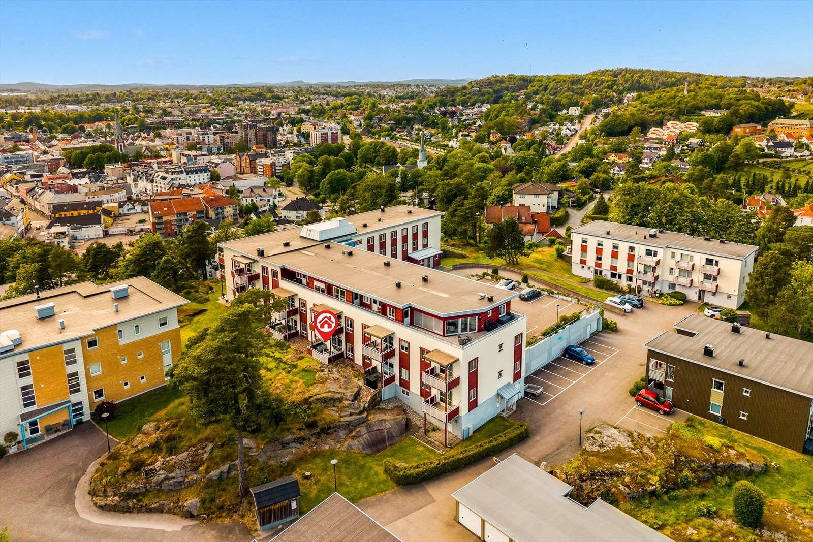Boligen har en meget solrik og sentral beliggenhet, som gir deg det beste av begge verdener - rikelig med naturlig lys gjennom dagen og kort vei til byens fasiliteter. Her bor du både praktisk og komfortabelt, med alt du trenger innen rekkevidde. Galleribilde