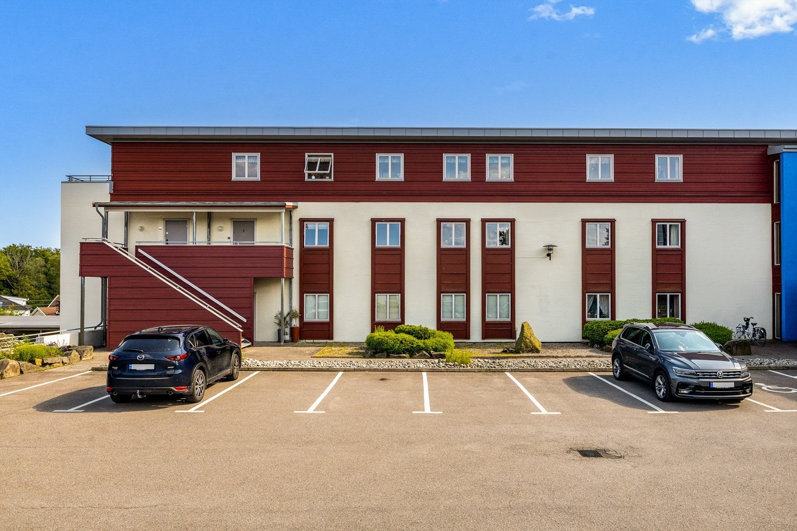 Leiligheten har egen parkering i parkeringskjeller. Galleribilde