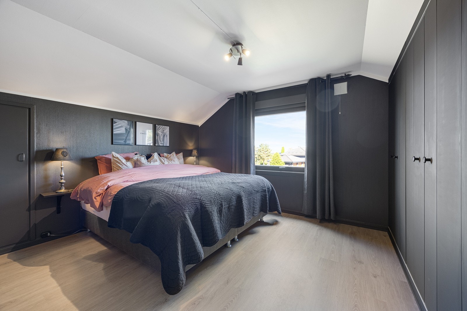 Hovedsoverommet har et større garderobeskap og lagring i knekott. Galleribilde