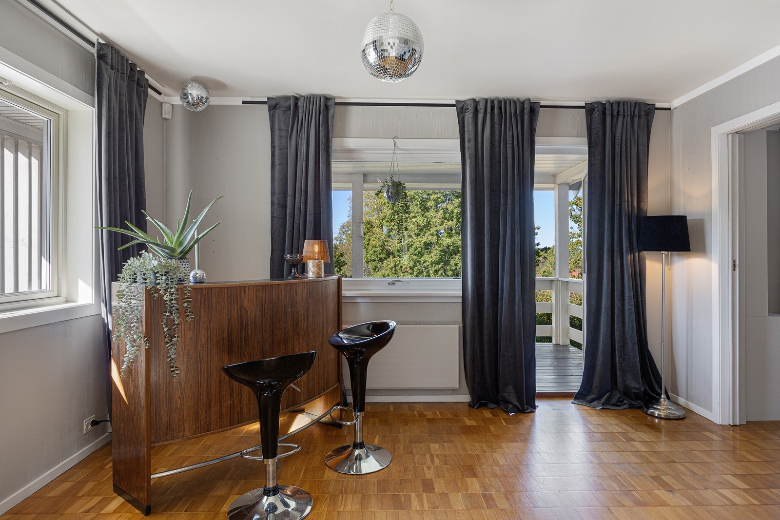 Utenfor kjøkkenet finner du dette hyggelige rommet. Her er det direkte utgang til den takoverbygde verandaen. Galleribilde