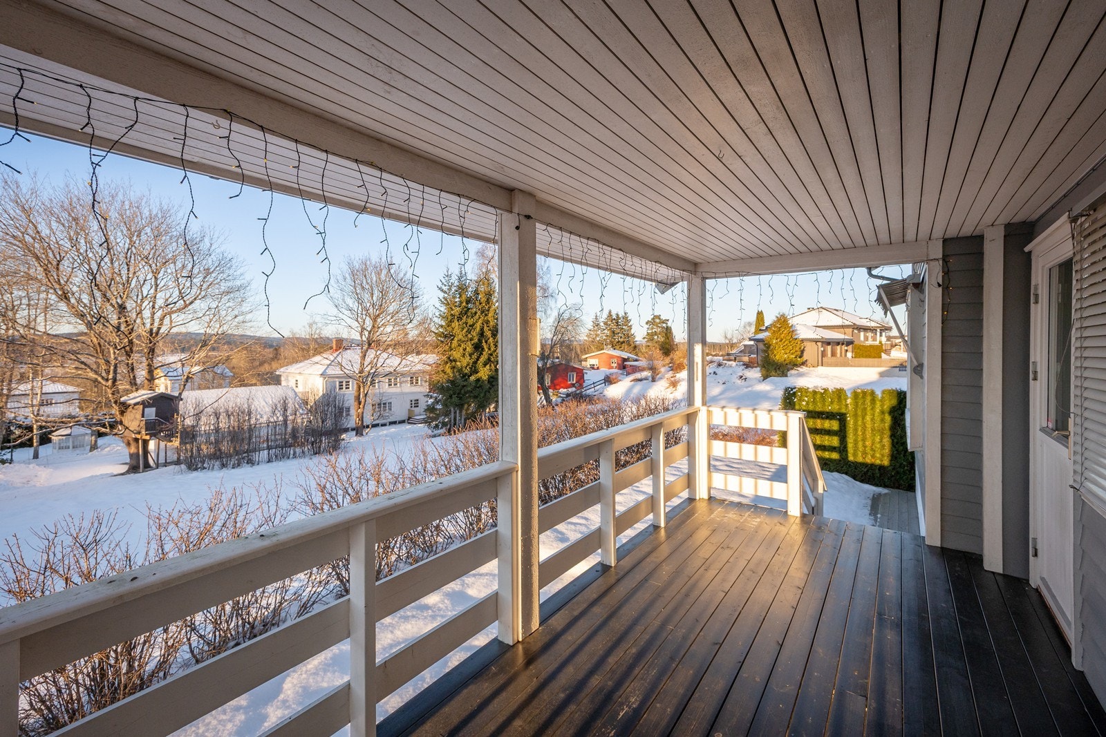Tomten er pent opparbeidet med gressplen, gruslagt gårdsplass, prydbusker og vakre bed, og hagen rammes inn med tett, velfrisert hekk. Galleribilde