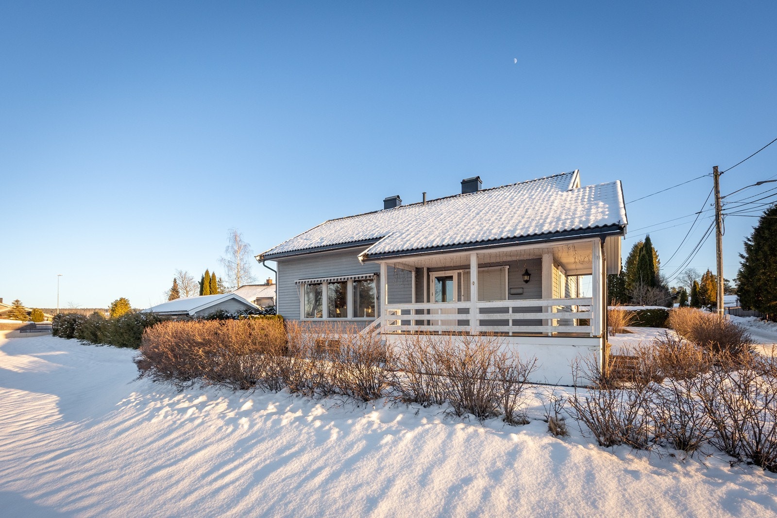 Eiendommen ligger landlig og barnevennlig til, med nærhet til busstopp, barne- og ungdomsskole, barnehage og idrettsanlegg, samt kort vei til matbutikk, badeplasser og populære turområder. Galleribilde