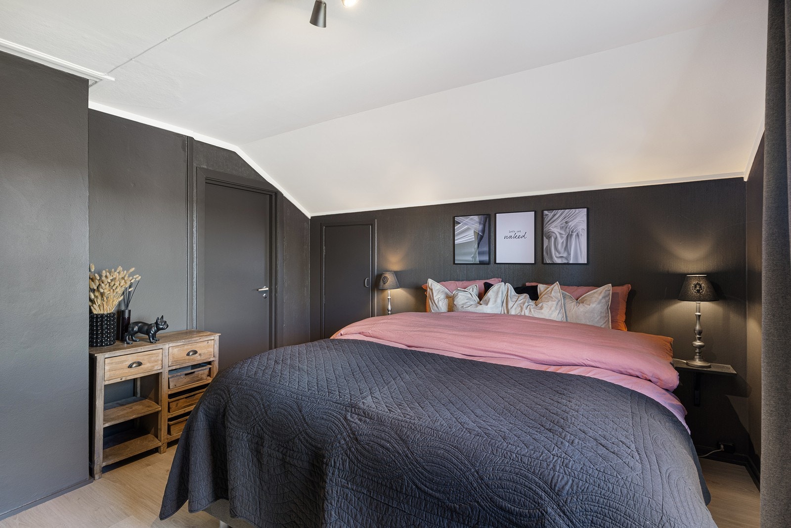 Boligen har to soverom i 2. etasje, og bildet viser hovedsoverommet. Hovedsoverommet har direkte adkomst til badet i etasjen. Galleribilde