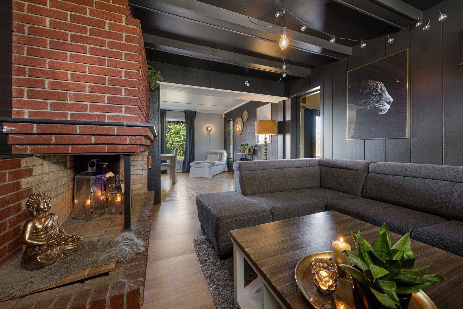 Tv-stuen er lun og koselig med sitt mørke interiør. Galleribilde