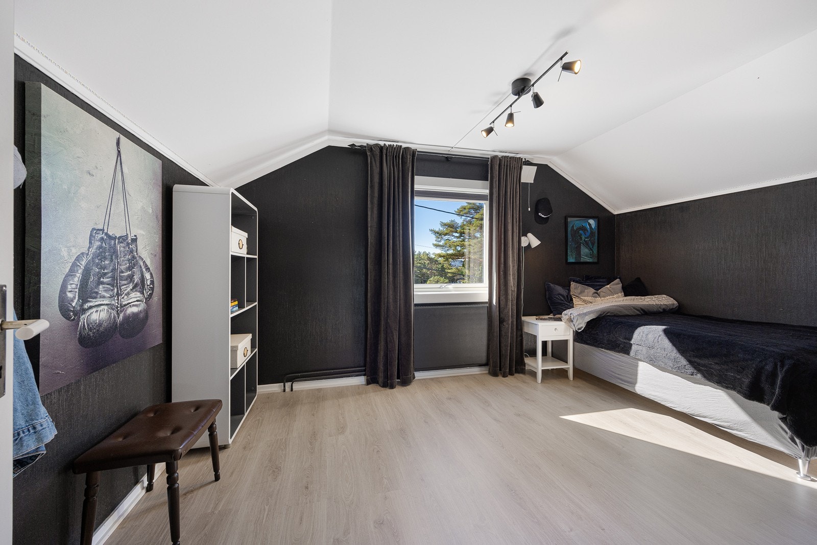 Soverommene i etasjen har store vindusflater som sørger for rikt, naturlig lysinnslipp. Galleribilde