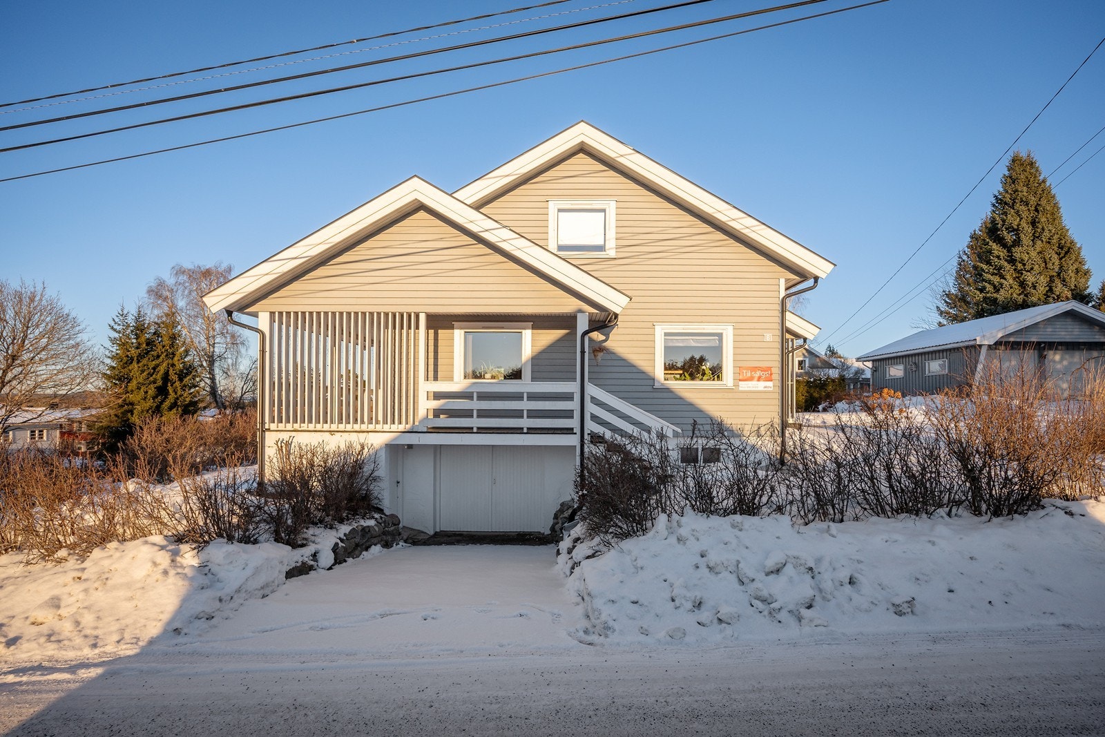 Rundt hjørnet mot syd er det trapp opp til en overbygd terrasse som strekker seg rundt syd- og vestsiden av huset. Galleribilde