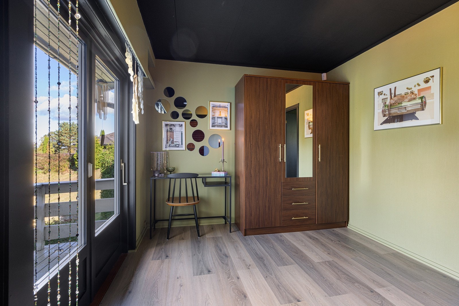 I første etasje er to soverom med dør i mellom. Det ene rommet har terrassedør ut til en lun markterrasse. Galleribilde