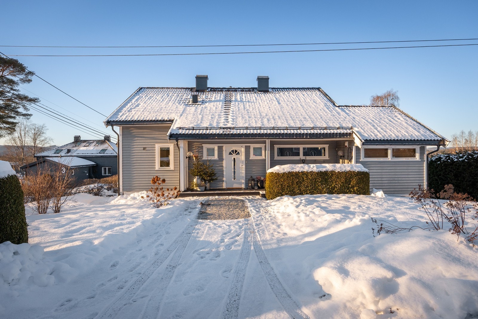 Eiendommen fremstår som velstelt med koselige uteområder og en fin, familievennlig planløsning. Galleribilde