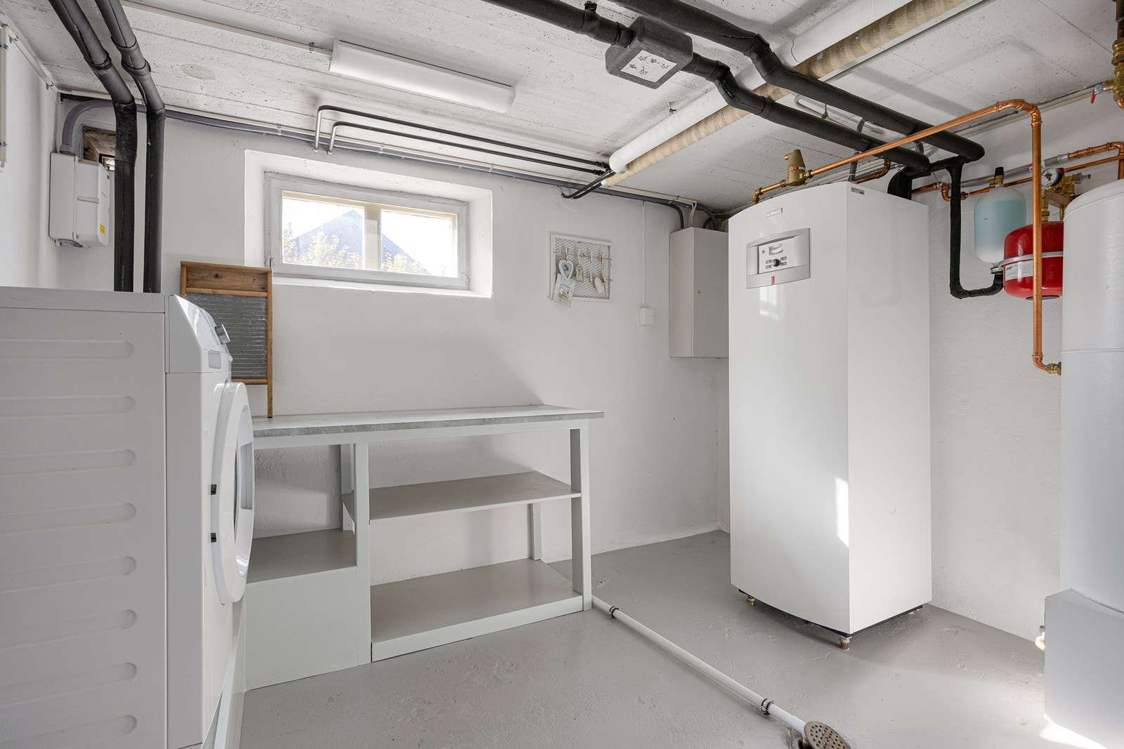 Teknisk rom i kjeller. Galleribilde