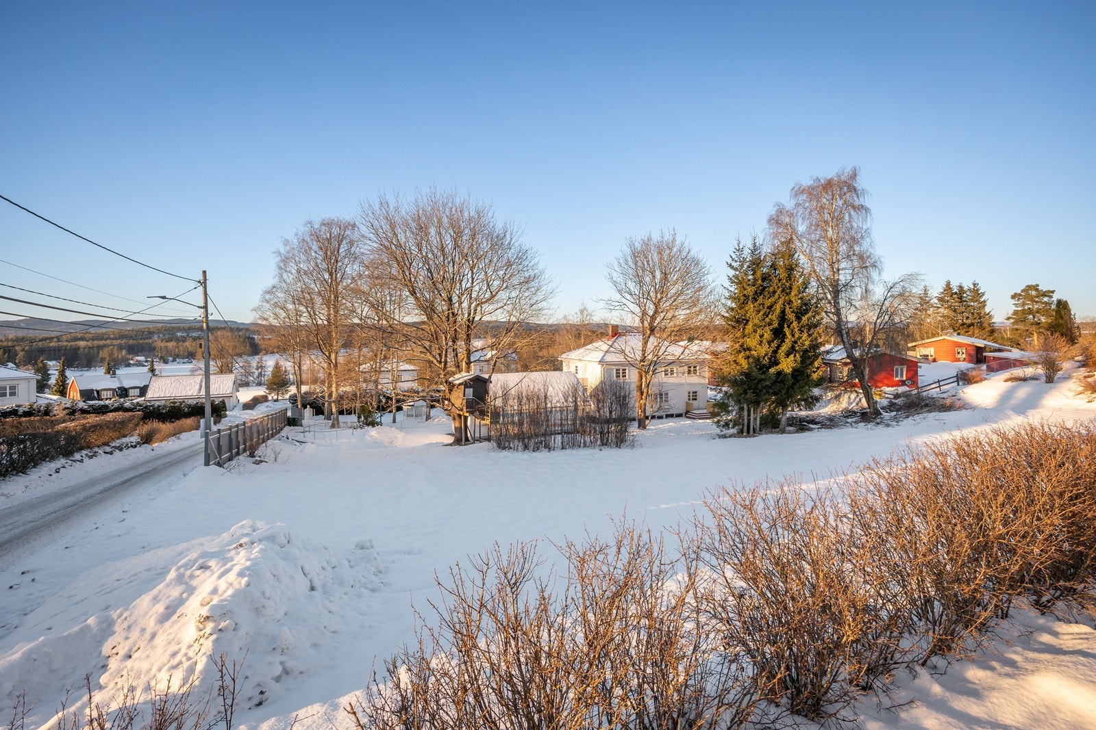 Hemnes tilbyr et godt utvalg av servicetilbud, inkludert barnehager, skole med 10 trinn og dagligvarebutikk. Ved skolen finner man et idrettsanlegg med kunstgressbane og flerbrukshall, som gir gode muligheter for sportslige aktiviteter. Galleribilde