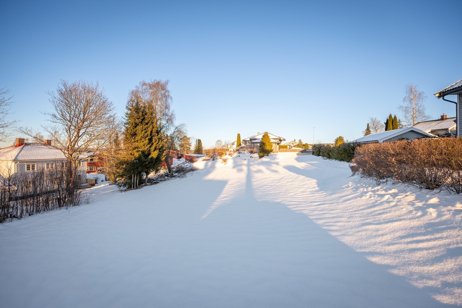 Tilstøtende og ubebygde tomt mot vest (bakerst mot nabohus som i bildet) kan kjøpes i tillegg hvis ønskelig og etter særskilt avtale. Tomten har et areal på på 715 kvm. Galleribilde