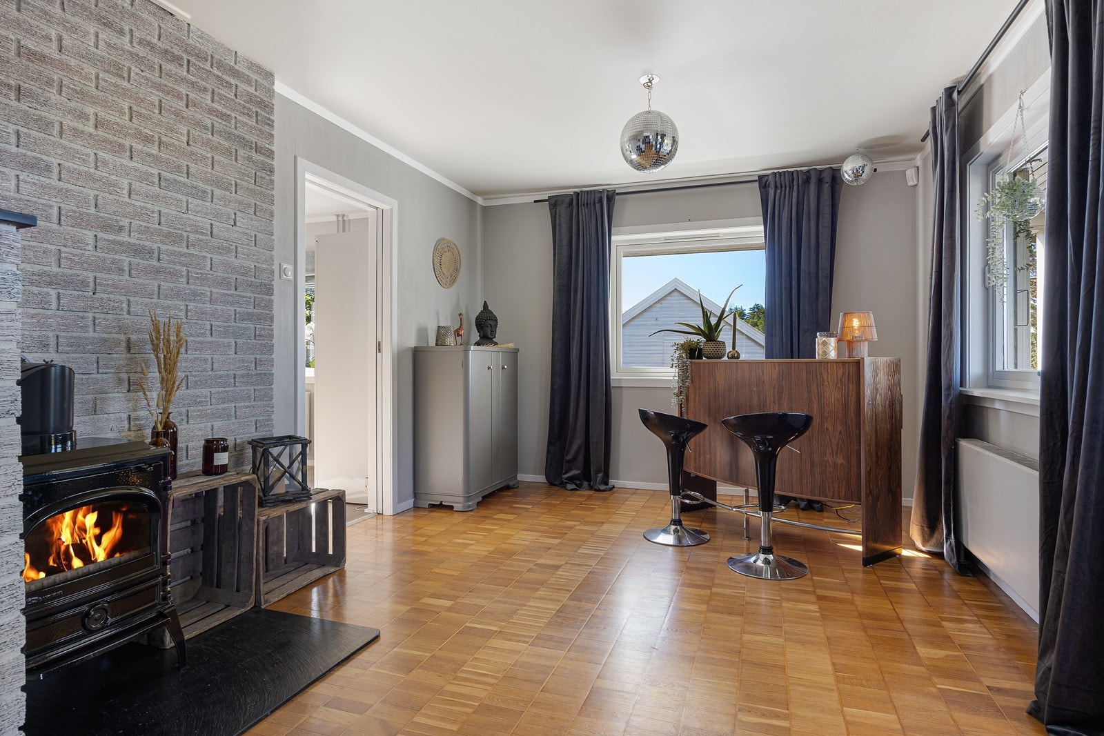 Boligen varmes opp med radiatorer tilkoblet bergvarmeanlegg. I tillegg er det vedfyringsmuligheter i en peisovn i stuen og i en åpen peis i tv-stuen. Galleribilde