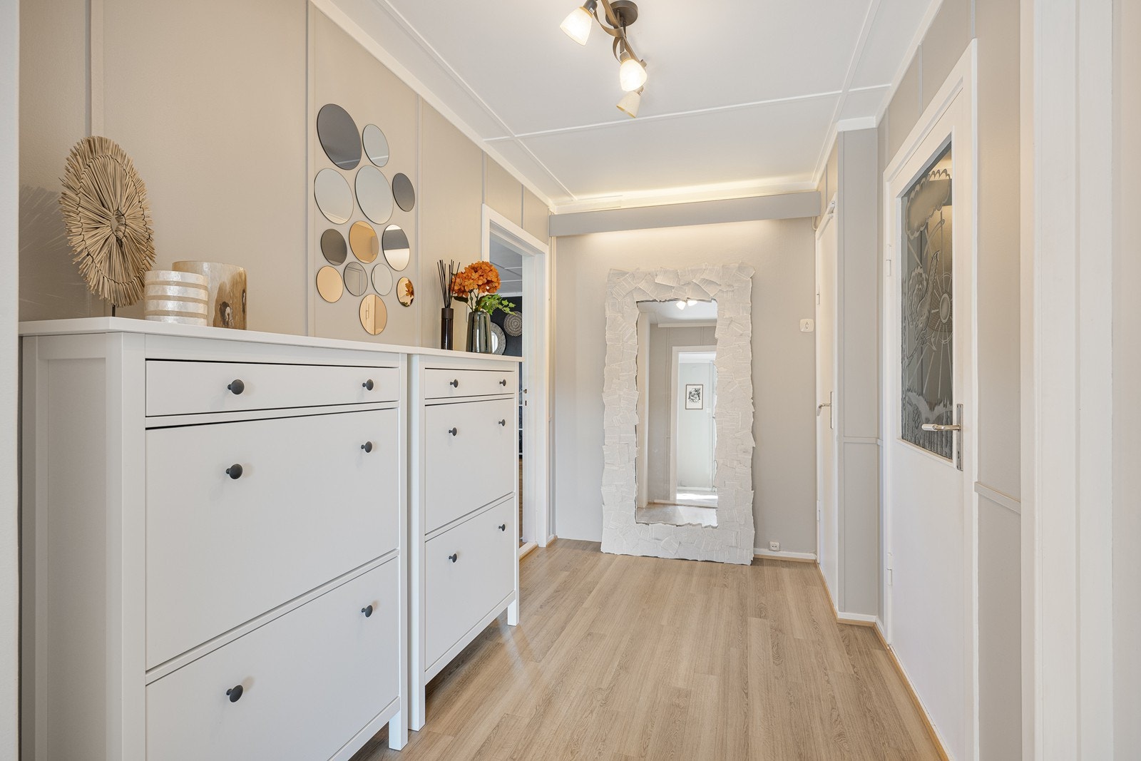 Gangen innenfor er holdt i samme stilkombinasjon, og byr på fin plass til garderobeløsning. Galleribilde