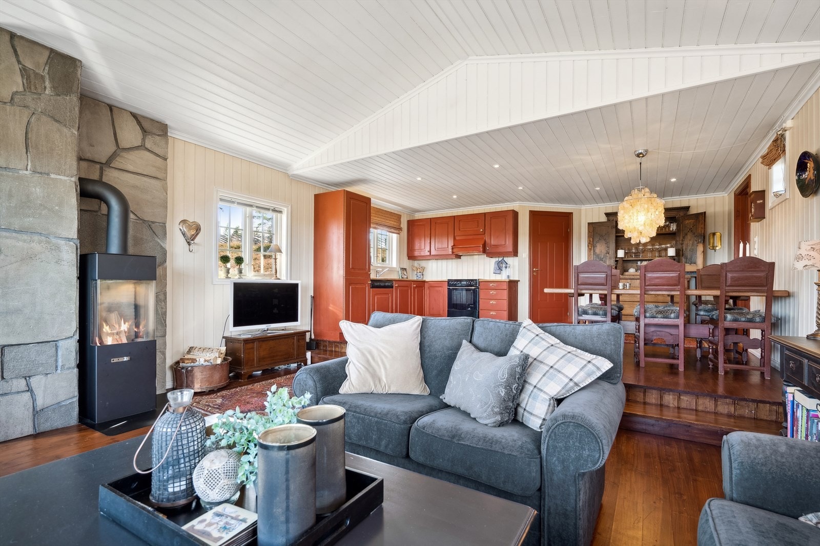 Her er plass til både sofagruppe og spisegruppe som du kan dekke på og invitere inn til sosiale sammenkomster og hyggelige måltider. Galleribilde