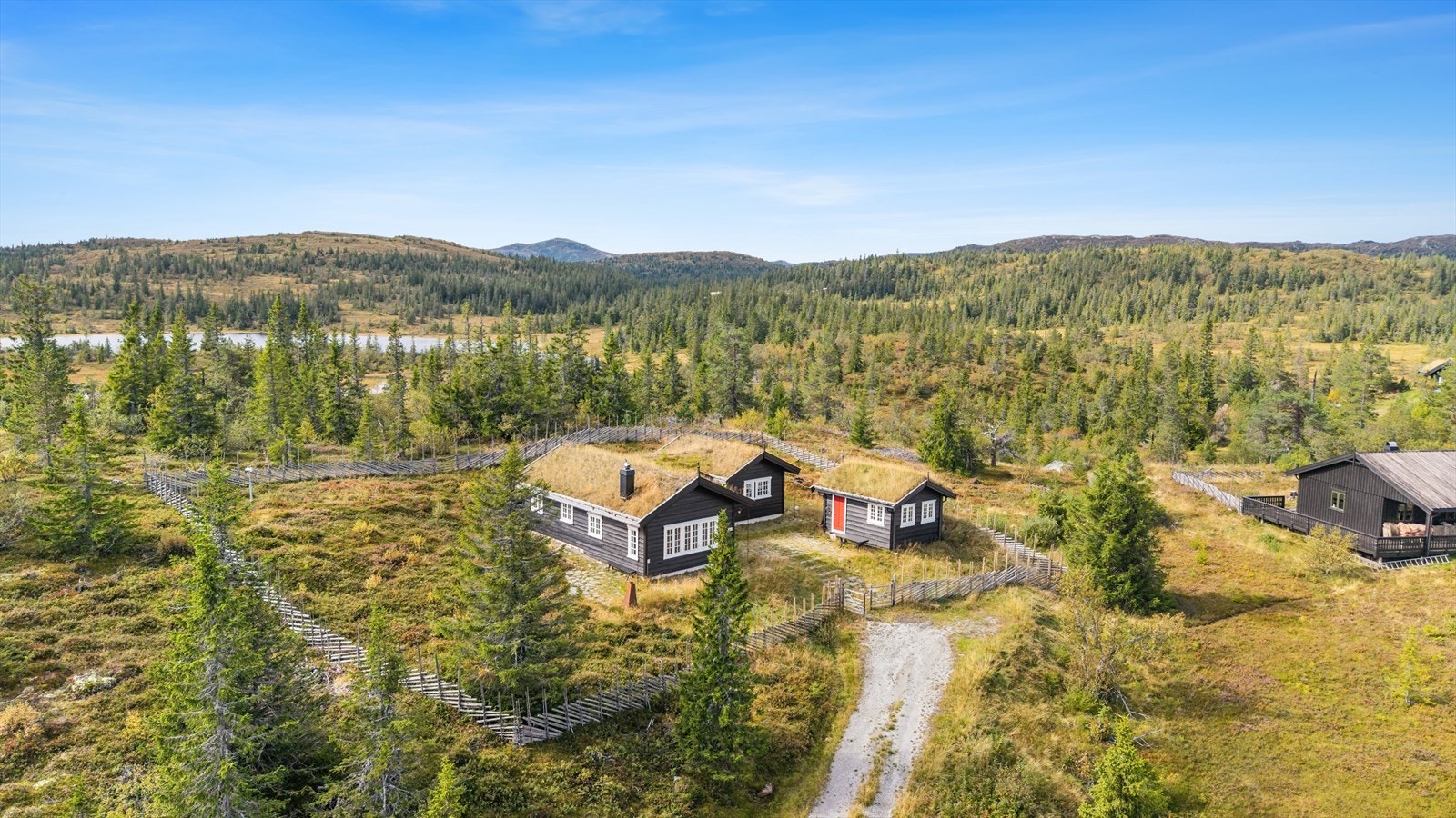 Her er det bilvei helt frem til hytta både sommerstid og vinterstid, men god plass til parkering. Galleribilde