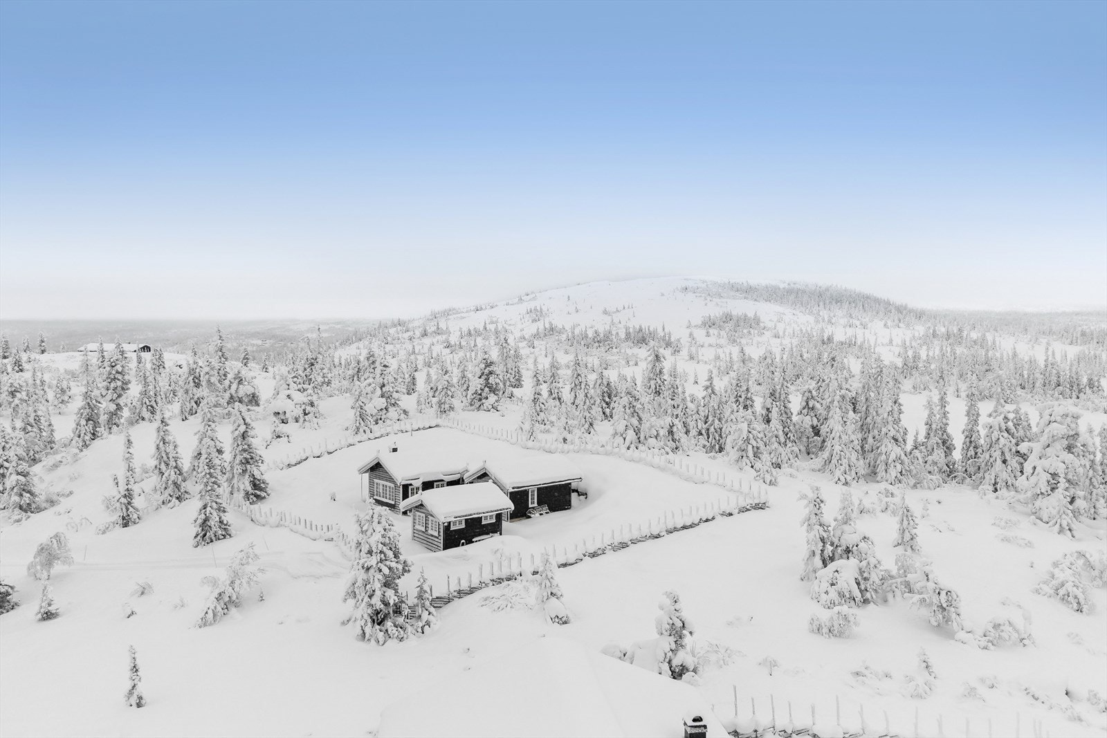 Hytta ligger solrikt og flott til med umiddelbar nærhet til fine turområder både sommer som vinter. Galleribilde